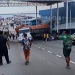 Carreta desgovernada atropela pedestre e destrói motos no Porto do Demétrio, zona Sul de Manaus