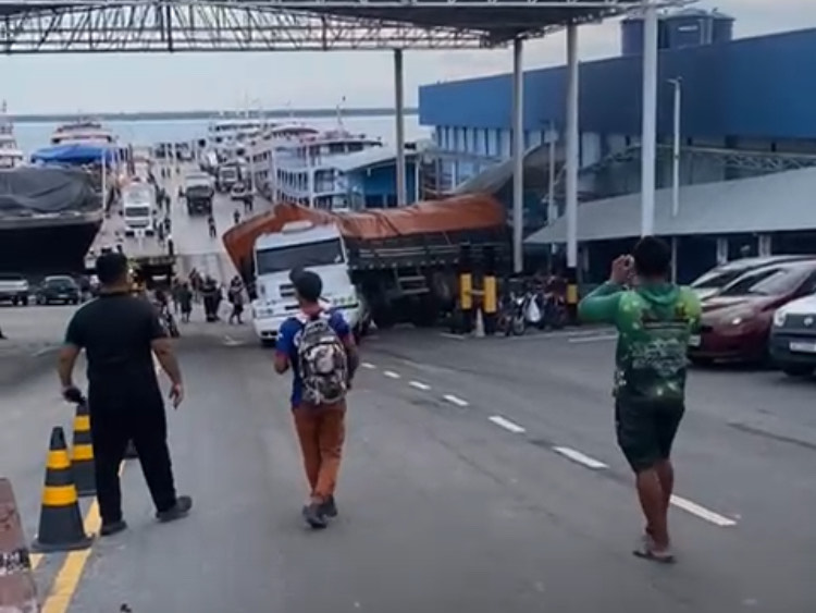 Carreta desgovernada atropela pedestre e destrói motos no Porto do Demétrio, zona Sul de Manaus