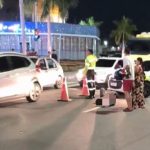 Motocicleta caída na via após colisão com cachorro na Zona Norte de Manaus