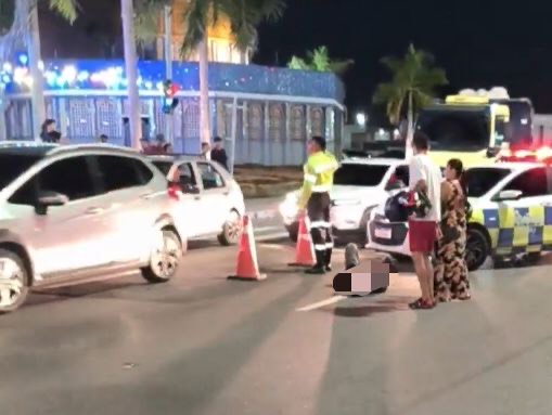 Motocicleta caída na via após colisão com cachorro na Zona Norte de Manaus