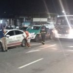 Policiais da PMAM e agentes do Detran-AM durante apreensão de veículos em festa clandestina