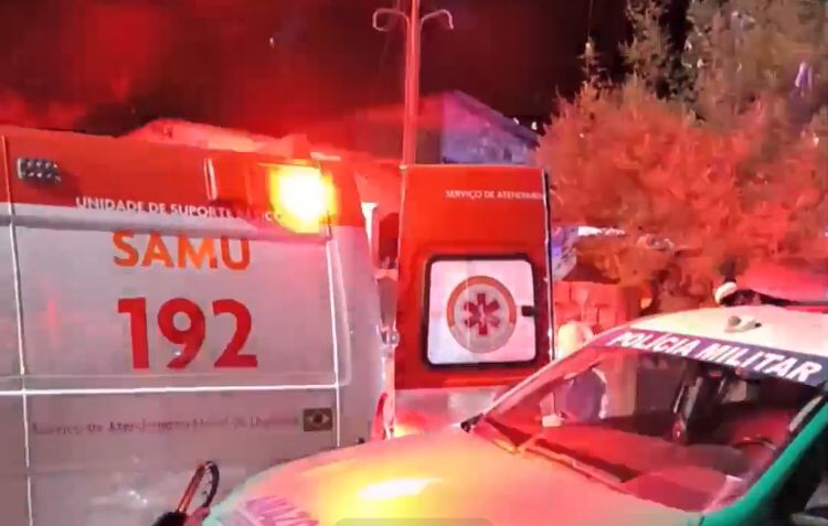 Homem baleado nos pés é socorrido após pedir ajuda no bairro Zumbi, em Manaus