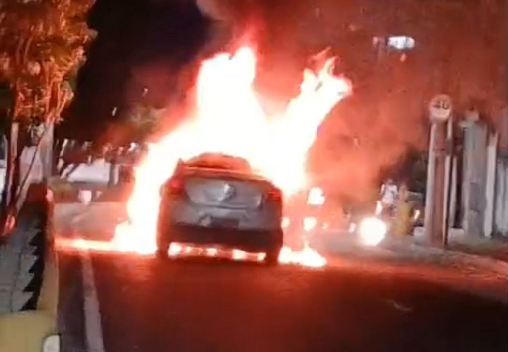 Carro em chamas na avenida Djalma Batista, com ação do Corpo de Bombeiros em Manaus