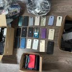 Celulares, armas e drogas apreendidos com grupo preso por roubos em Manaus