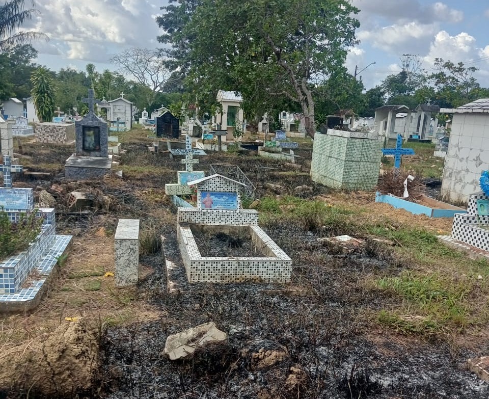 Equipes da Semulsp atuam em cemitério após incêndio provocado por vela acesa