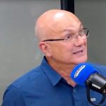 Coronel Menezes durante entrevista na Rede Onda Digital, onde comentou encontro com Omar Aziz e fez crítica ao PL-AM
