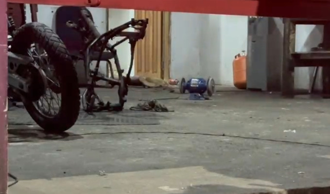 Local onde jovem foi morto a tiros dentro de oficina na Zona Leste de Manaus