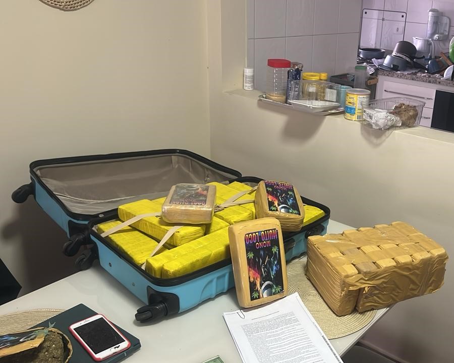 Agentes da Polícia Civil durante operação que desarticulou grupo de tráfico no Amazonas