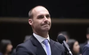 Eduardo Bolsonaro comemora punição de Moraes