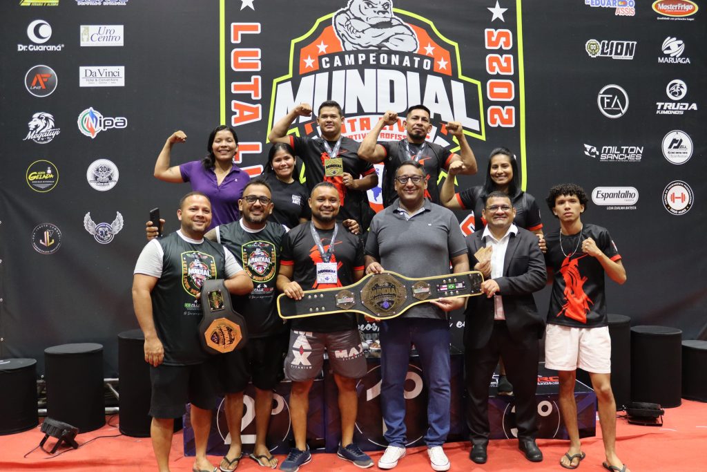 Vereador Ivo Neto recebe cinturão em homenagem durante campeonato mundial de luta livre