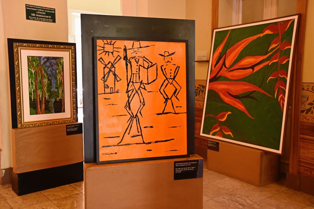 Obra em alto relevo da exposição acessível “Antes do Ângulo”, de Elpídio Nunes, no Museu da Cidade de Manaus