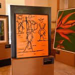 Obra em alto relevo da exposição acessível “Antes do Ângulo”, de Elpídio Nunes, no Museu da Cidade de Manaus