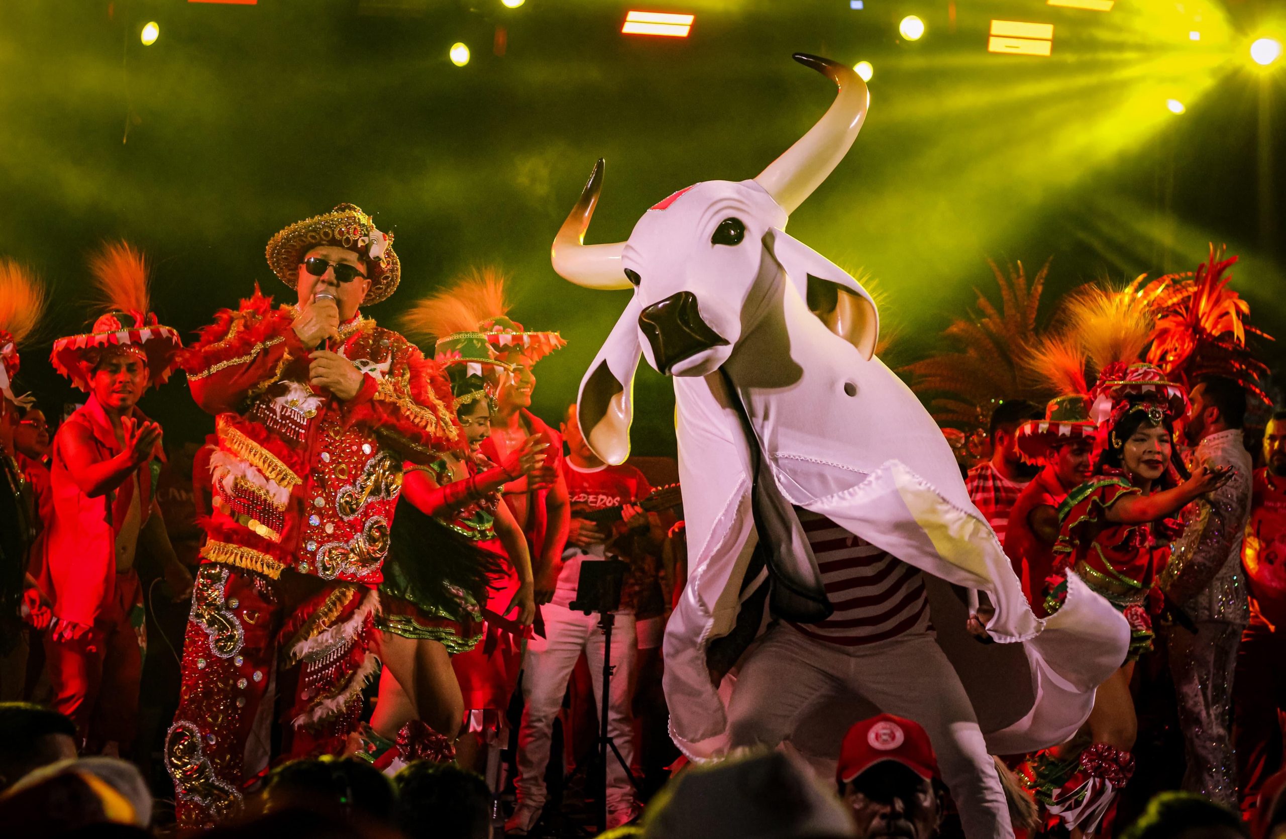 Garantido leva fé e cultura ao Arraial de Nossa Senhora do Carmo em Parintins