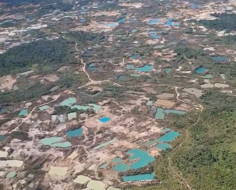 Agente do Ibama inutiliza maquinário de garimpo ilegal na Terra Indígena Kayapó, no Pará