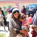 Criança palestina desnutrida sendo atendida por equipe da Unicef em Gaza