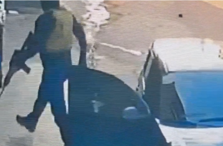 Câmeras de segurança flagram assalto com fuzil em distribuidora de Manaus; veja