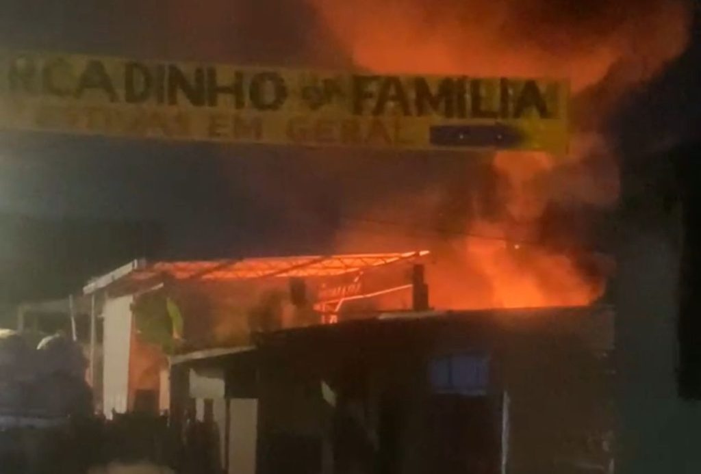 Incêndio atinge galpão de recicláveis no Jorge Teixeira, Zona Leste de Manaus