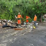 Equipe da Semulsp remove lixo em bairro de Manaus durante operação contra descarte irregular