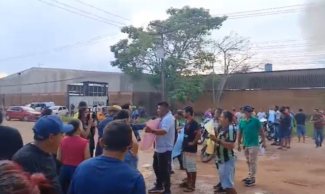 Moradores do Cacau Pirêra protestam por pavimentação das ruas em Iranduba