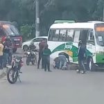 Motociclista ferido sendo socorrido após acidente com micro-ônibus em Manaus