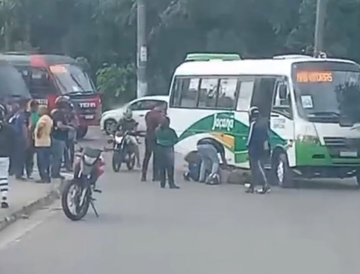 Motociclista ferido sendo socorrido após acidente com micro-ônibus em Manaus