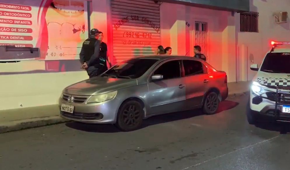 Carro onde mulher foi encontrada morta no bairro Parque 10, em Manaus