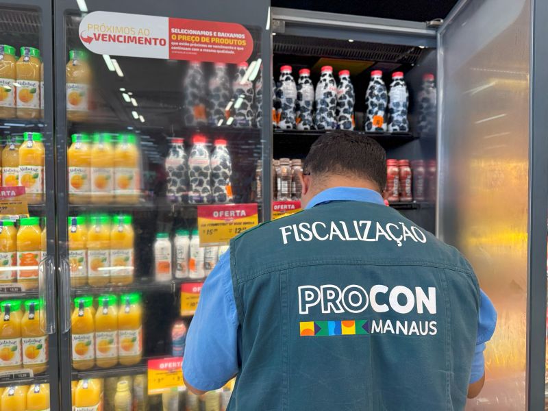 Fiscais do Procon e Visa Manaus durante operação em supermercados que apreendeu produtos vencidos