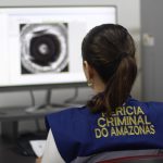 Perito analisa vestígios de munições em sistema balístico no Amazonas