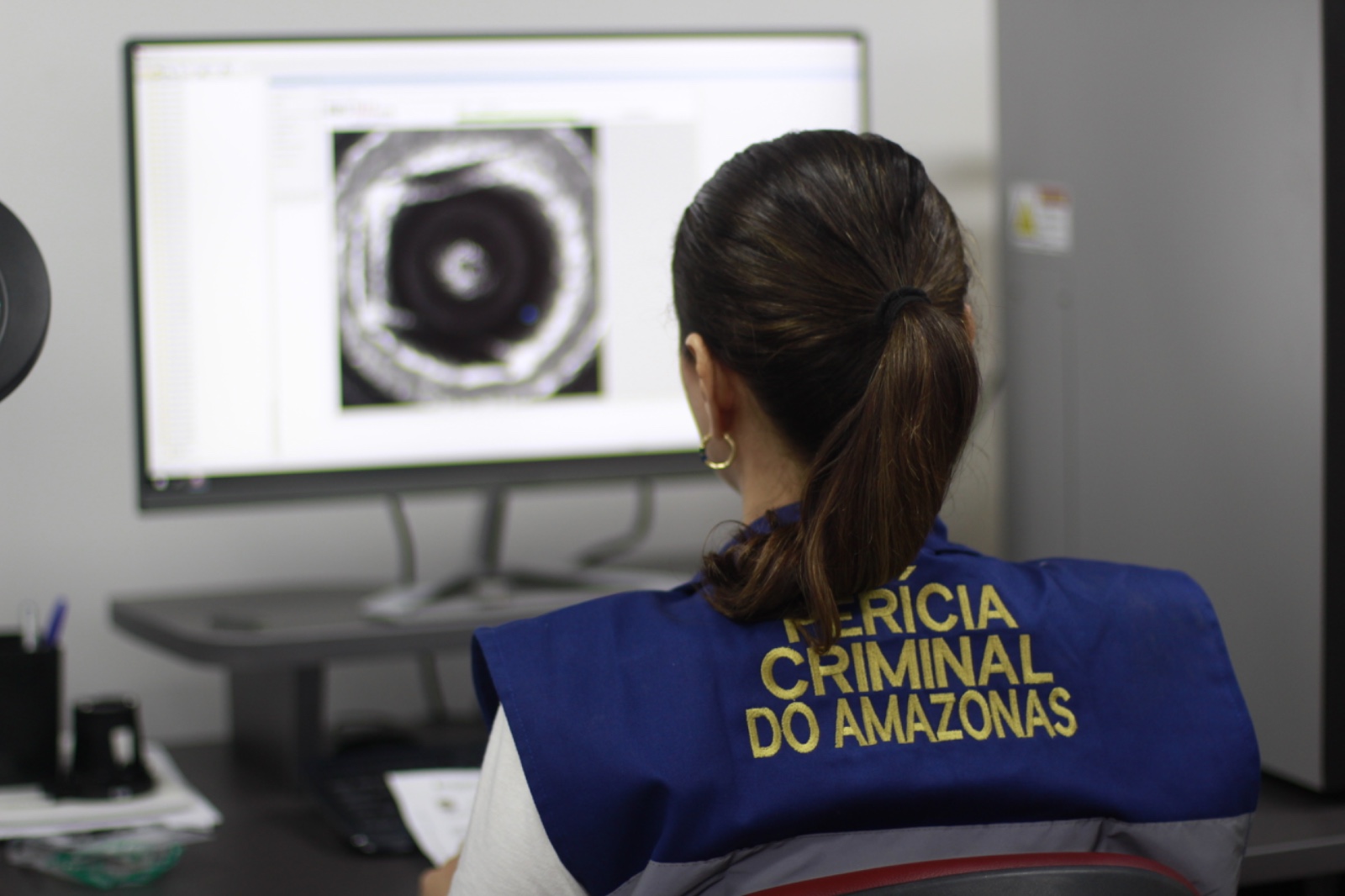 Perito analisa vestígios de munições em sistema balístico no Amazonas
