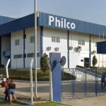 Entrada da fábrica da Philco em Manaus, onde 800 trabalhadores foram demitidos por queda nas vendas