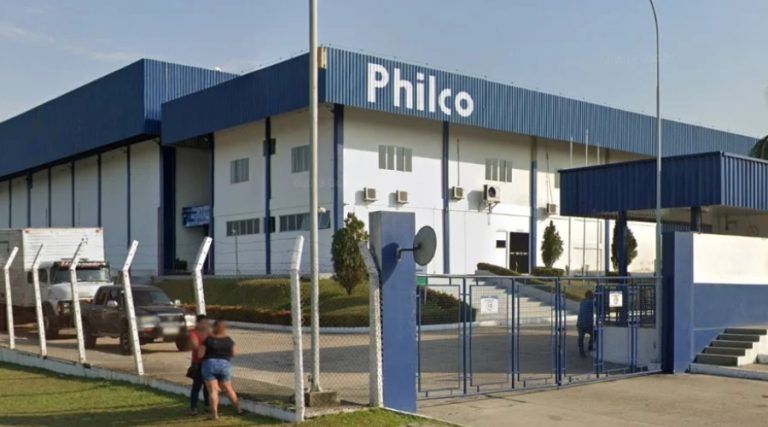 Entrada da fábrica da Philco em Manaus, onde 800 trabalhadores foram demitidos por queda nas vendas