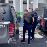 Viatura da Polícia Civil durante cumprimento de mandado de prisão em Manaus