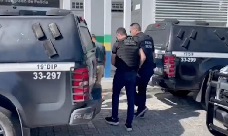 Viatura da Polícia Civil durante cumprimento de mandado de prisão em Manaus