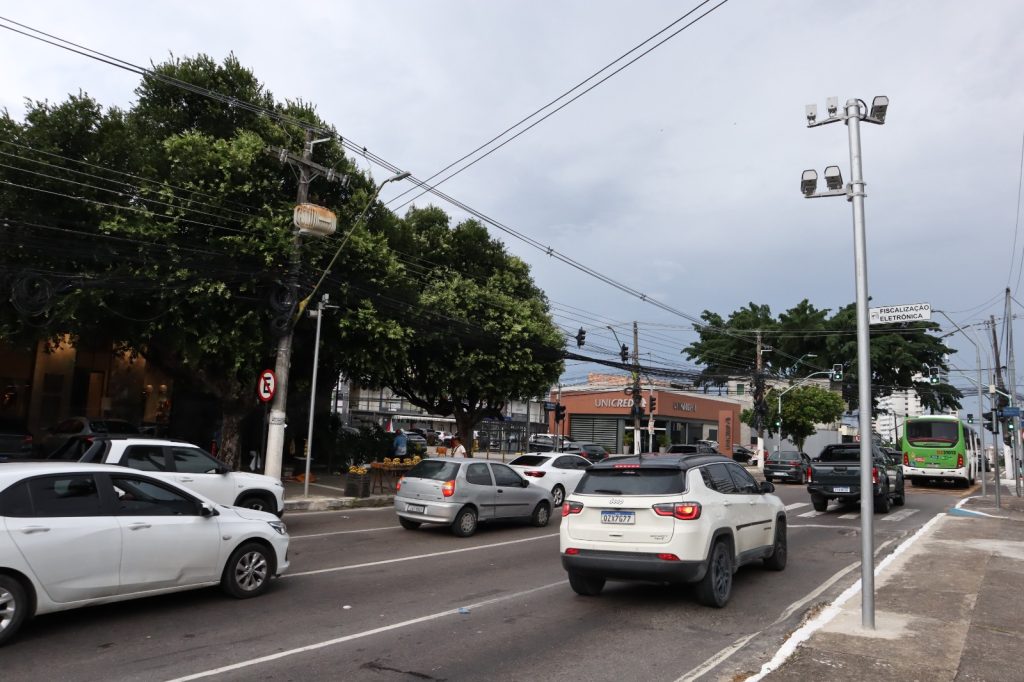 Radar eletrônico instalado em avenida de Manaus para controle de velocidade
