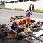 Equipe da Seminf realiza escavação em via com cratera no bairro Nova Cidade, zona Norte de Manaus