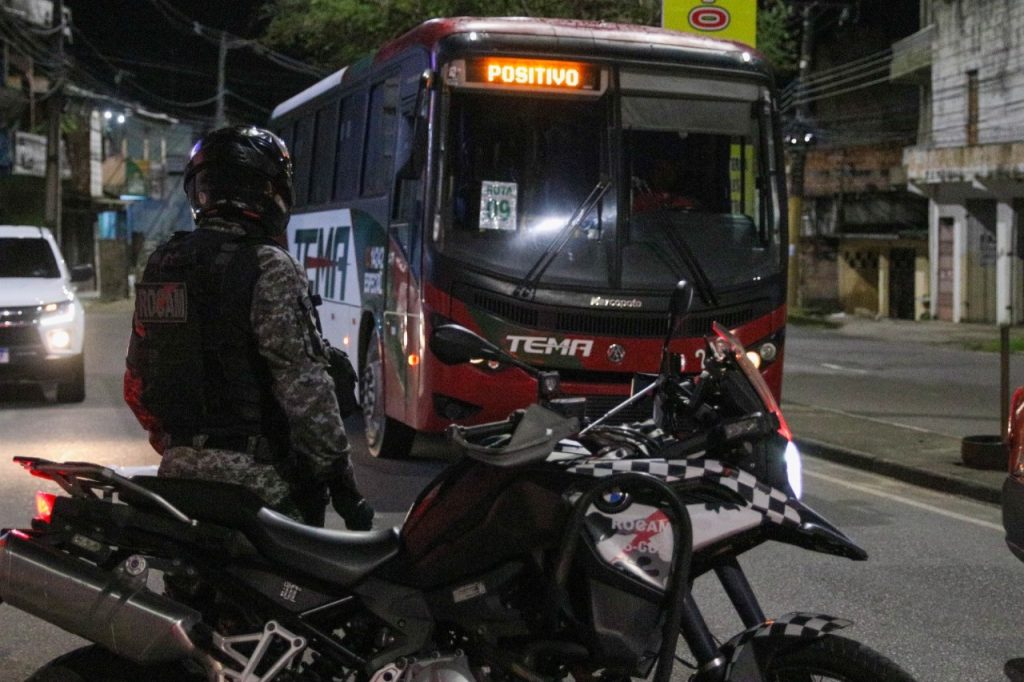 Ônibus do transporte de trabalhadores circulando com segurança no Polo Industrial de Manaus