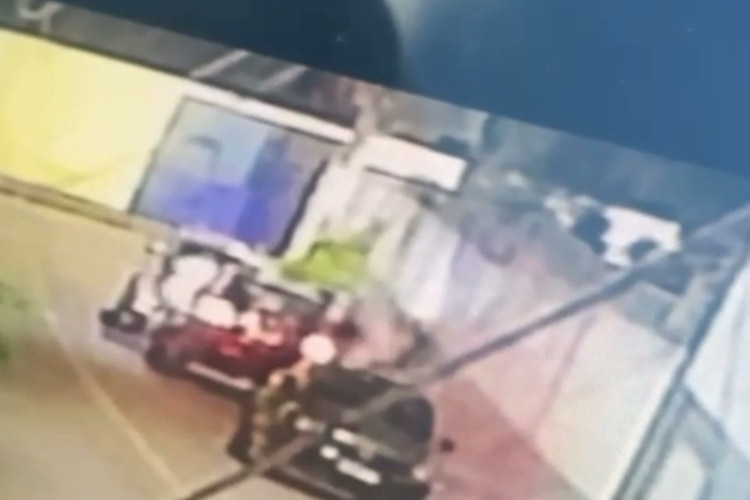 Câmera de segurança registra momento em que dois homens são sequestrados no Novo Aleixo, em Manaus