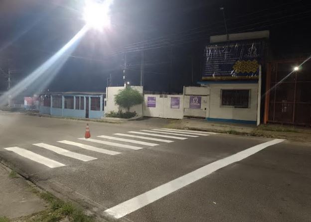 Equipe do IMMU instala placa de “Pare” na rua Rio Preto, zona Leste de Manaus