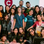 Adolescentes em momento de louvor coletivo durante a Conferência Rocket em igreja de Manaus