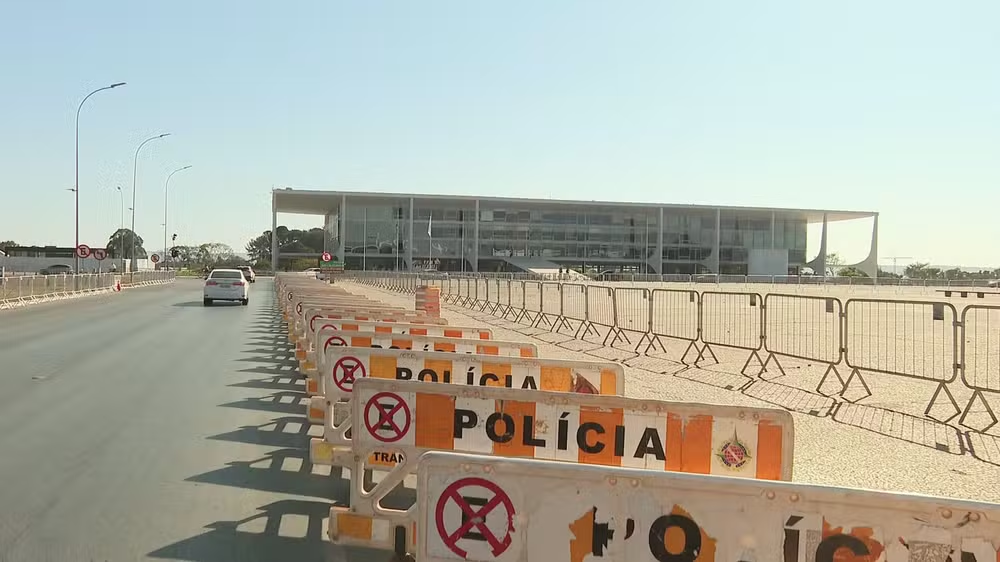 Polícia Militar do DF bloqueia acesso à Praça dos Três Poderes em Brasília neste sábado