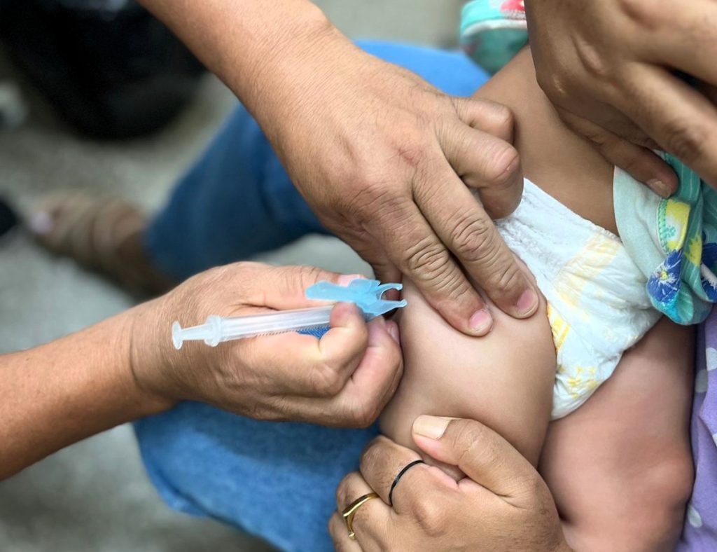 Pessoa recebendo vacina contra influenza em unidade de saúde no Amazonas