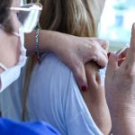 Profissional de saúde aplica vacina contra Hepatite A em usuário da PrEP em unidade da Semsa em Manaus