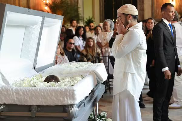 Fãs e famosos se emocionam na despedida de Preta Gil no Theatro Municipal