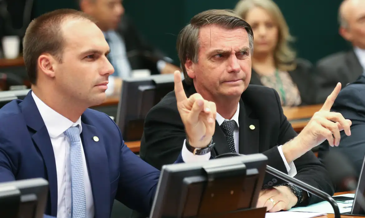 PF indicia Bolsonaro e Eduardo no inquérito sobre sanções dos EUA contra o Brasil