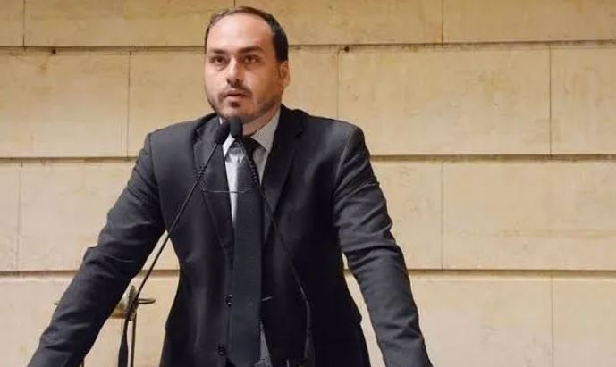 Carlos Bolsonaro durante evento político antes de internação