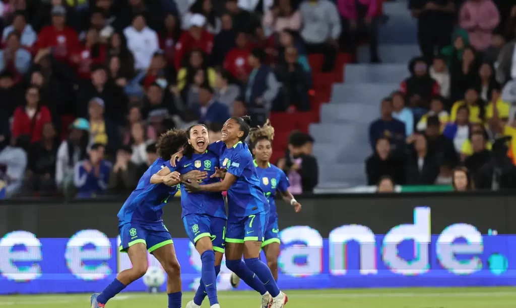 Marta e Lorena comemoram título da Copa América Feminina 2025 após vitória do Brasil sobre a Colômbia nos pênaltis