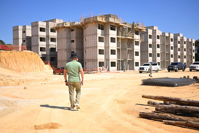 Prefeito David Almeida fiscaliza obras de conjunto habitacional no bairro Tarumã, zona Oeste de Manaus