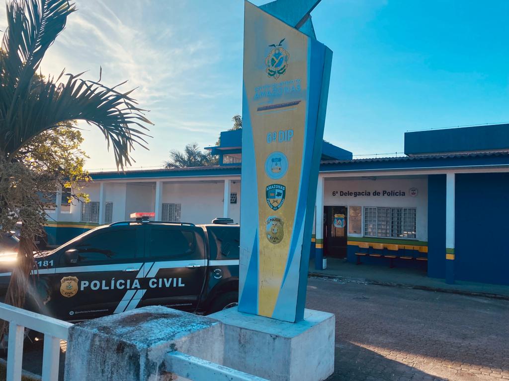 Policial cumprindo mandado de prisão contra falso advogado no Amazonas