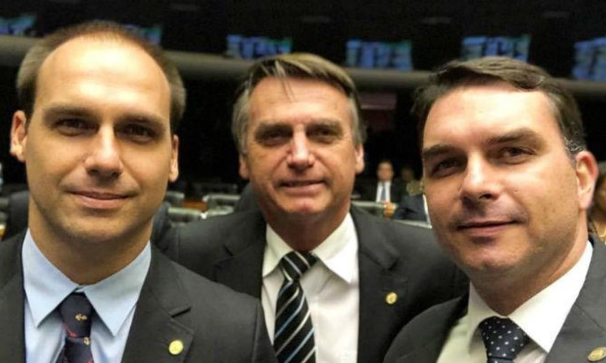 Flávio e Eduardo dizem que Moraes viola direitos e age por vingança ao prender Bolsonaro