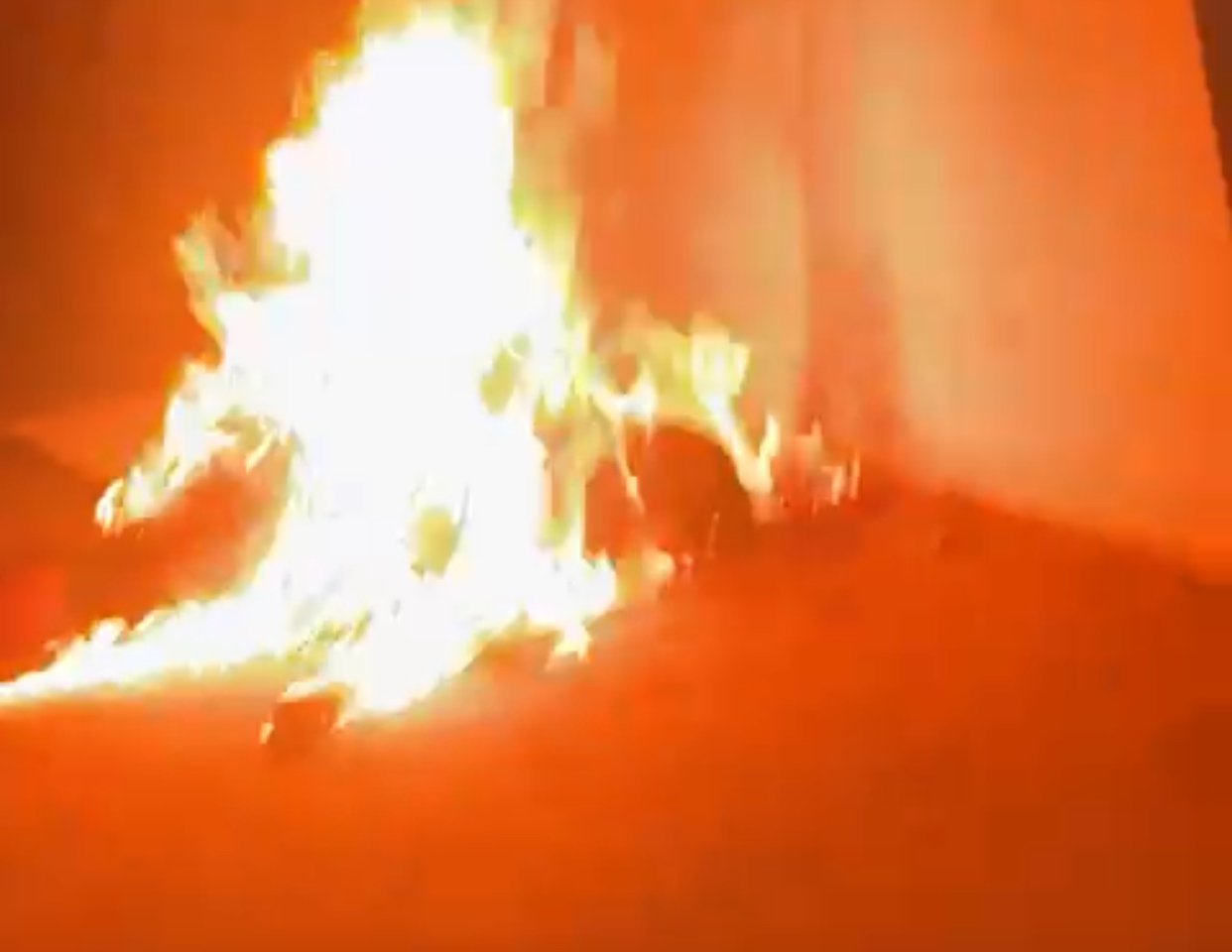 VÍDEO: Suspeito de matar mulher é queimado vivo em pátio de delegacia no AM